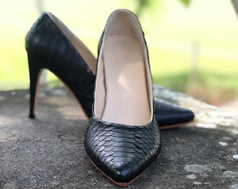 Zapatos de tacón alto de piel de pitón a medida: zapatos casuales de piel exótica negra para mujer.