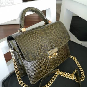 Sac à main sur mesure en cuir de python : sac à poignée verte en peau exotique