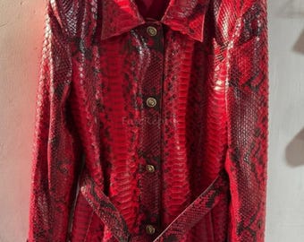 Manteau long sur mesure en cuir de python : cuir exotique rouge naturel, coupe mi-longue et longue, tendance femme.