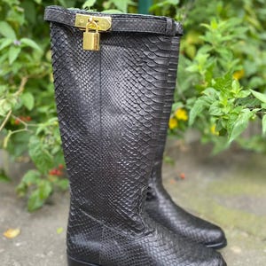 Botas vaqueras a medida de piel de pitón: zapatos de mujer de piel exótica negra.