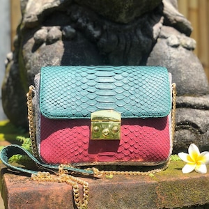 Bolso de hombro a medida de piel de pitón: bolso de noche de piel exótica con degradado verde y rojo.