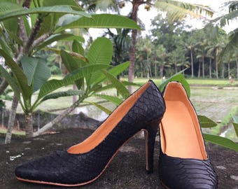 Zapatos de tacón alto de piel de pitón a medida: zapatos casuales de piel exótica negra para mujer.