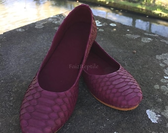 Zapatos casuales de mujer de piel de pitón a medida: piel exótica color fucsia.