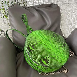 Sac à bandoulière sur mesure en cuir de python : pochette de soirée verte en peau exotique