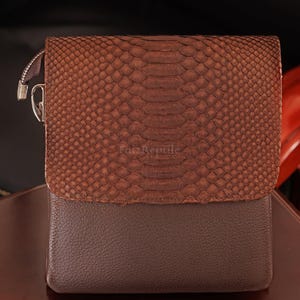 Sac à bandoulière sur mesure en cuir de python : sac à bandoulière en peau exotique marron foncé délavé