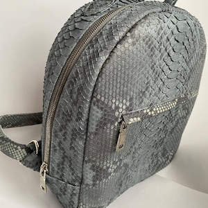 Zaino su misura in pelle di pitone: borsa in pelle esotica grigia immagine 2