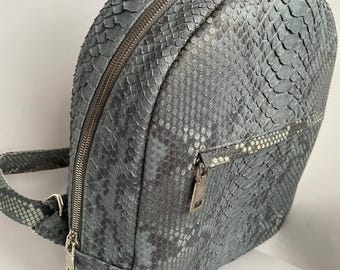 Zaino in pitone grigio grafite, zaino da giorno in pelle di serpente, borsa di lusso in pelle di rettile, pregiata pelle scamosciata