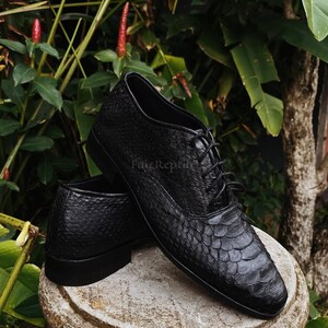 Derby de piel de pitón a medida: Zapatos Oxford Wingtip para hombre de piel exótica negra.