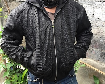 Chaqueta con capucha de piel de pitón real a medida, estilo casual: blazer de piel exótica negra para hombre.