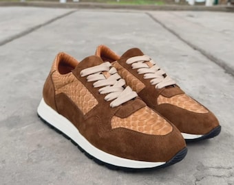 Zapatillas deportivas unisex de piel de pitón a medida: calzado deportivo unisex de piel exótica marrón.