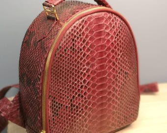 Zaino in pitone bordeaux, zaino in vera pelle di serpente, borsa di lusso in pelle di rettile, zaino da giorno in pregiata pelle scamosciata