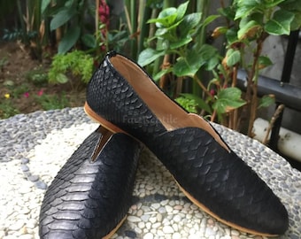 Zapatos sin cordones a medida de piel de pitón: Zapatos casuales de mujer de piel exótica negra.