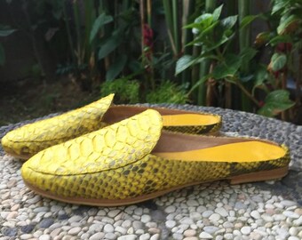 Zapatos sin cordones a medida de piel de pitón: zapatos casuales de mujer de piel exótica amarilla.