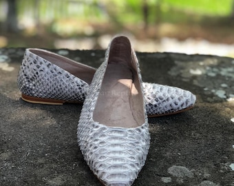 Zapatos sin cordones a medida de piel de pitón: zapatos casuales de mujer de piel exótica natural.