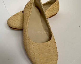 Zapatos sin cordones a medida de piel de pitón: Zapatos casuales de mujer de piel exótica color beige.