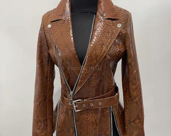Chaqueta vaquera de piel de pitón a medida: Blazer de piel exótica lavada marrón para mujer
