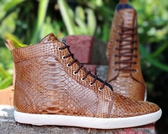 Zapatillas deportivas unisex de piel de pitón a medida: calzado deportivo unisex de piel exótica marrón.