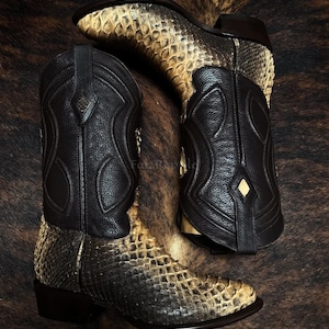 Botas vaqueras a medida de piel de pitón: zapatos de hombre de piel exótica negra con mezcla natural.