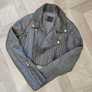 Chaqueta vaquera de piel de pitón a medida: Blazer de piel exótica lavada gris para mujer