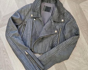 Chaqueta vaquera de piel de pitón a medida: Blazer de piel exótica lavada gris para mujer