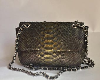 Maßgefertigte Schultertasche aus Pythonleder: Abendclutch aus exotischem Leder in Bronze-Metallic