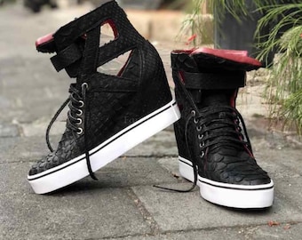 Zapatillas deportivas a medida de piel de pitón: calzado deportivo unisex de piel exótica negra.