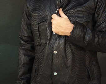 Chaqueta informal de piel de pitón a medida: Blazer de piel exótica negra para hombre.