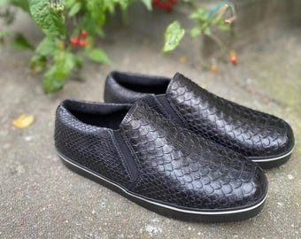 Zapatos sin cordones a medida de piel de pitón: Zapatos casuales de mujer de piel exótica negra.