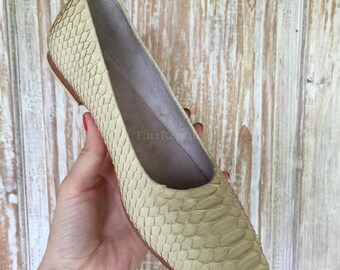Zapatos sin cordones a medida de piel de pitón: Zapatos casuales de mujer de piel exótica color beige.