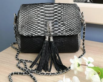 Sac à bandoulière sur mesure en cuir de python : pochette de soirée noire en peau exotique