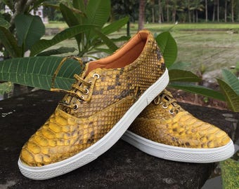 Zapatillas deportivas unisex de piel de pitón a medida: calzado deportivo unisex de piel exótica amarilla.