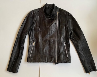 Chaqueta vaquera de piel de pitón a medida: Blazer de piel exótica lavada negra para mujer