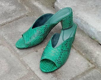 Zapatos de tacón alto de piel de pitón a medida: zapatos casuales de piel exótica verde para mujer.