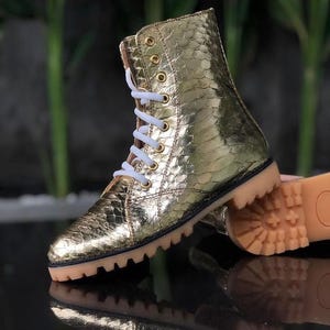 Botines de piel de pitón a medida: zapatos unisex de piel exótica color oro metalizado.