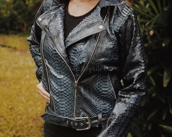Chaqueta vaquera de piel de pitón a medida: Blazer de piel exótica lavada en negro y azul marino para mujer.