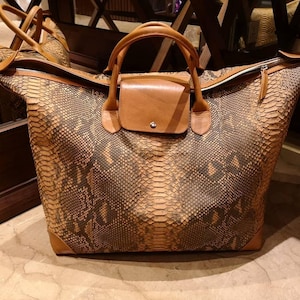 Bolsa sob medida em couro de píton: Bolsa de mão em couro exótico marrom com alça superior.