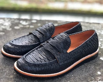 Zapatos sin cordones a medida de piel de pitón: Zapatos casuales de mujer de piel exótica negra.