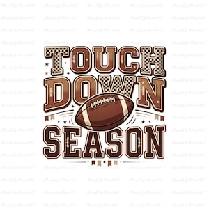 Puede incluir: Un diseño gráfico con el texto TOUCH DOWN SEASON en letras de bloque marrones con un patrón de cuadros. Un balón de fútbol americano marrón con rayas blancas está colocado en el centro. Pequeñas estrellas e iconos de balón decoran.