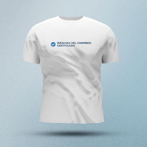 Puede incluir: Una camiseta blanca de manga corta con un gráfico azul en el pecho. El gráfico incluye un icono de marca de verificación azul dentro de un círculo seguido del texto MÁQUINA DEL CHAMBEO CERTFICADO en una fuente sans-serif azul oscuro.