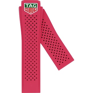 Peut inclure: Un bracelet de montre en caoutchouc rose vif doté d'un motif perforé avec de multiples petits trous circulaires. La partie supérieure affiche le logo bouclier TAG HEUER en blanc, vert et rouge. Le bracelet se compose de deux pièces distinctes.