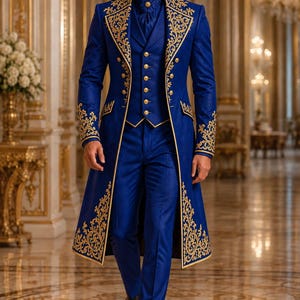 Op de afbeelding: Een koningsblauwe lange jas met ingewikkeld goudkleurig borduurwerk op de revers en manchetten, gecombineerd met een bijpassend blauw vest met gouden knopen, een blauwe plastron en een blauwe broek. Zwarte nette schoenen maken het geheel af.