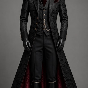 Könnte beinhalten: Ein schwarzer langer Mantel mit einem tonalen floralen Brokatmuster und einem dunkelroten Futter, getragen über einer passenden Weste mit goldenen Knöpfen und einer goldenen Kette. Das Outfit umfasst ein schwarzes Hemd, ein dunkelrotes Samt-Plastron, eine schwarze Hose und schwarze Lederhandschuhe.