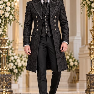 Puede incluir: Una levita de brocado negro con botones plateados, chaleco a juego, camisa blanca de cuello, corbatón negro con alfiler plateado y pantalones negros. El abrigo presenta una silueta larga, hombros estructurados y un patrón floral oscuro.