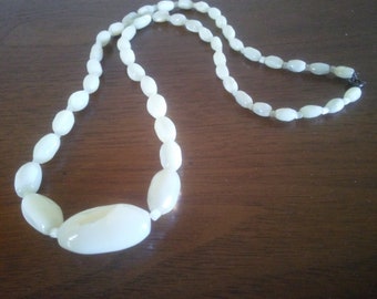 Beautiful Vintage Mother of Pearl Necklace - Vintage Necklace - Mother of Pearl - Beaded Necklace