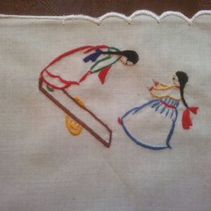 Vintage Hankie - Vintage Handkerchief - Pure Linen Hankie with Embroidered Design - Hankie - Handkerchief