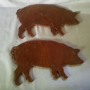 Vintage Pair of Wood Pigs - Pig Decor - Hog Decor - Wood Pig Wall Hanging - Farmhouse Decor - Carved Wood Pig Wall Hangings - B70