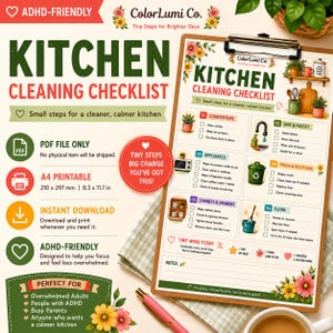 Könnte beinhalten: Eine Küchenreinigungs-Checkliste auf einem Klemmbrett mit Blumenrand. Das Dokument enthält Abschnitte für Arbeitsplatten, Geräte, Müll und Böden mit Kontrollkästchen und Illustrationen. Es misst 210 x 297 mm und ist als A4-PDF-Datei zum Ausdrucken konzipiert.