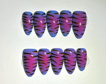 Unghie a mandorla con stampa zebrata neon Y2K / Set di unghie con stampa animalier blu e viola