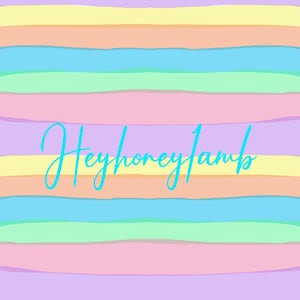 Könnte beinhalten: Ein bunter gestreifter Hintergrund mit dem Text "Heyhoneylamb" in Türkis.