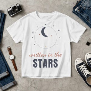 Written in the Stars Shirt Celestial Bookish Tee Moon and Stars Reading Top Romantasy Reader Cadeau voor haar BookTok